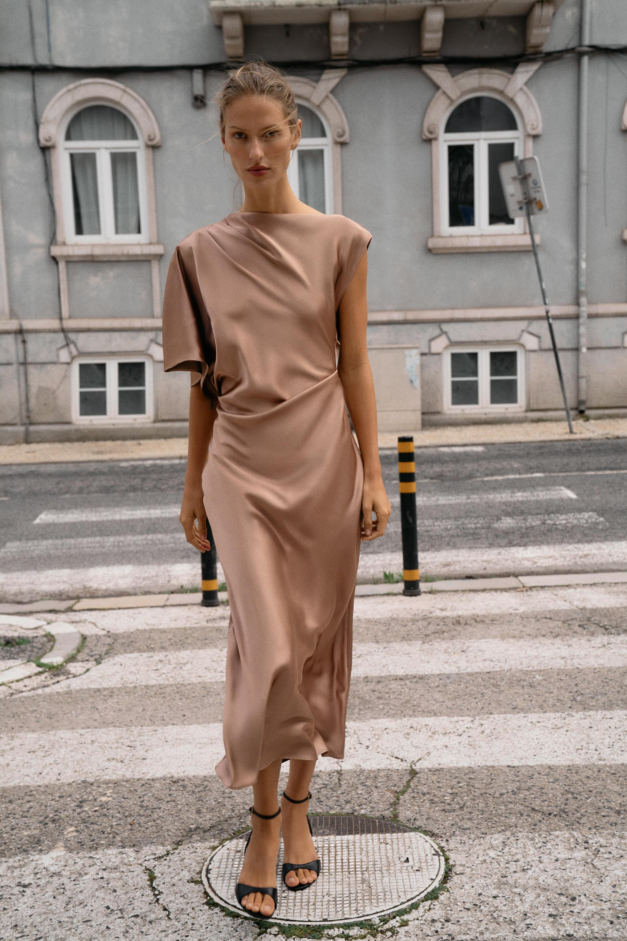 ROBE MI-LONGUE SATINÉE MANCHE ASYMÉTRIQUE